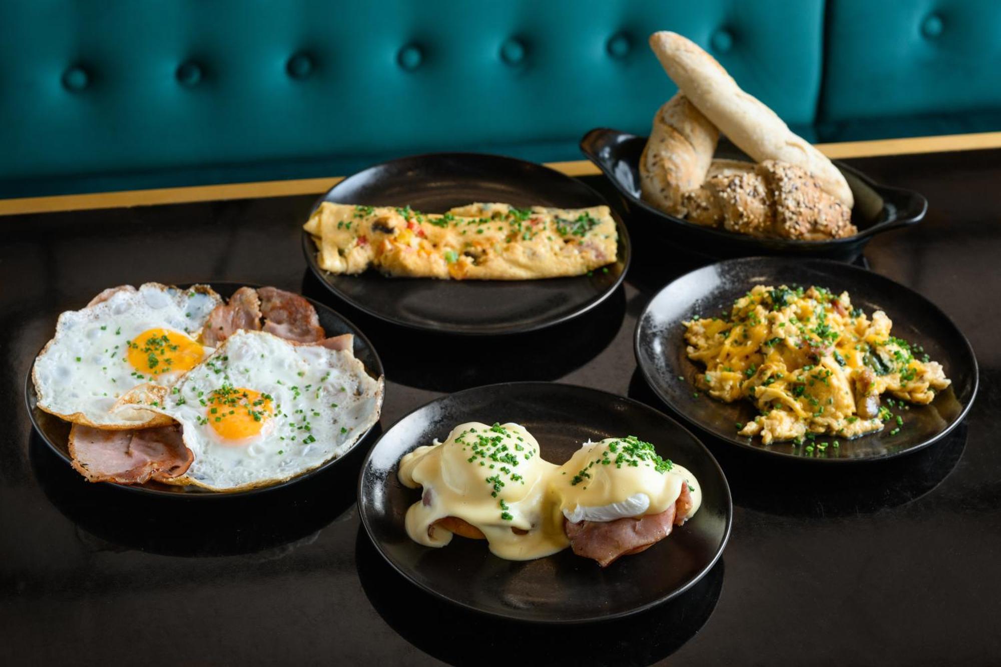 โรงแรมคลาร์ก บูดาเปสต์ ภายนอก รูปภาพ Breakfast at the restaurant