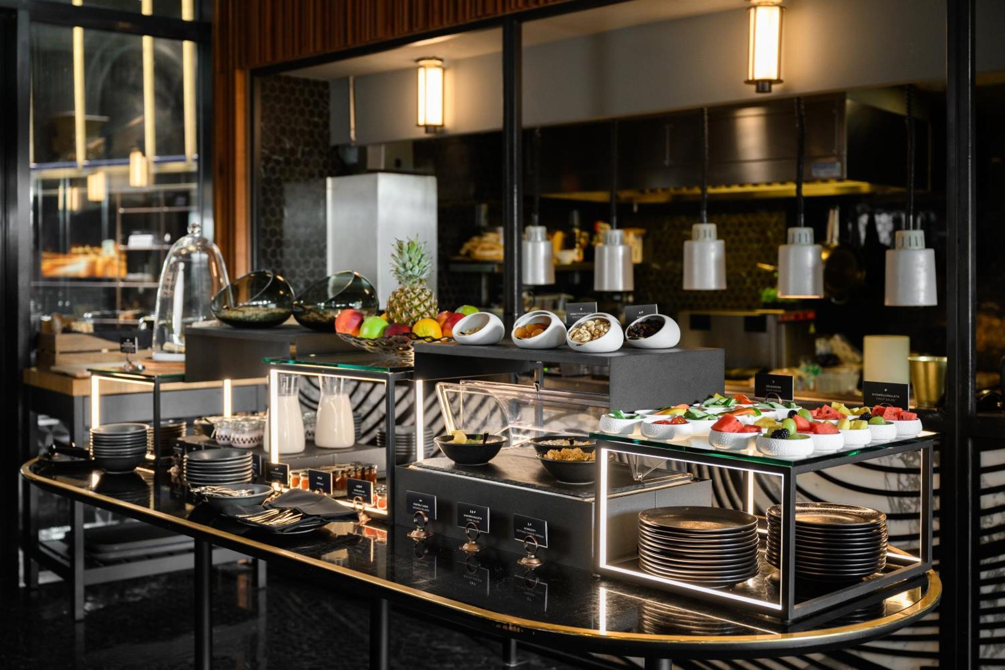 โรงแรมคลาร์ก บูดาเปสต์ ภายนอก รูปภาพ A buffet at a hotel