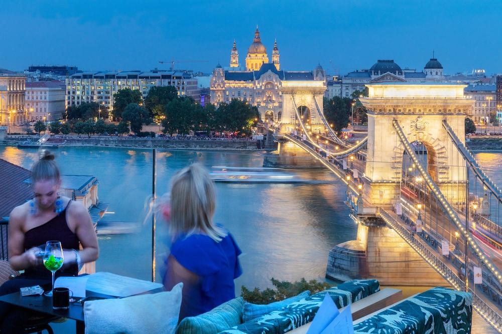 โรงแรมคลาร์ก บูดาเปสต์ ภายนอก รูปภาพ View of the Chain Bridge from the hotel